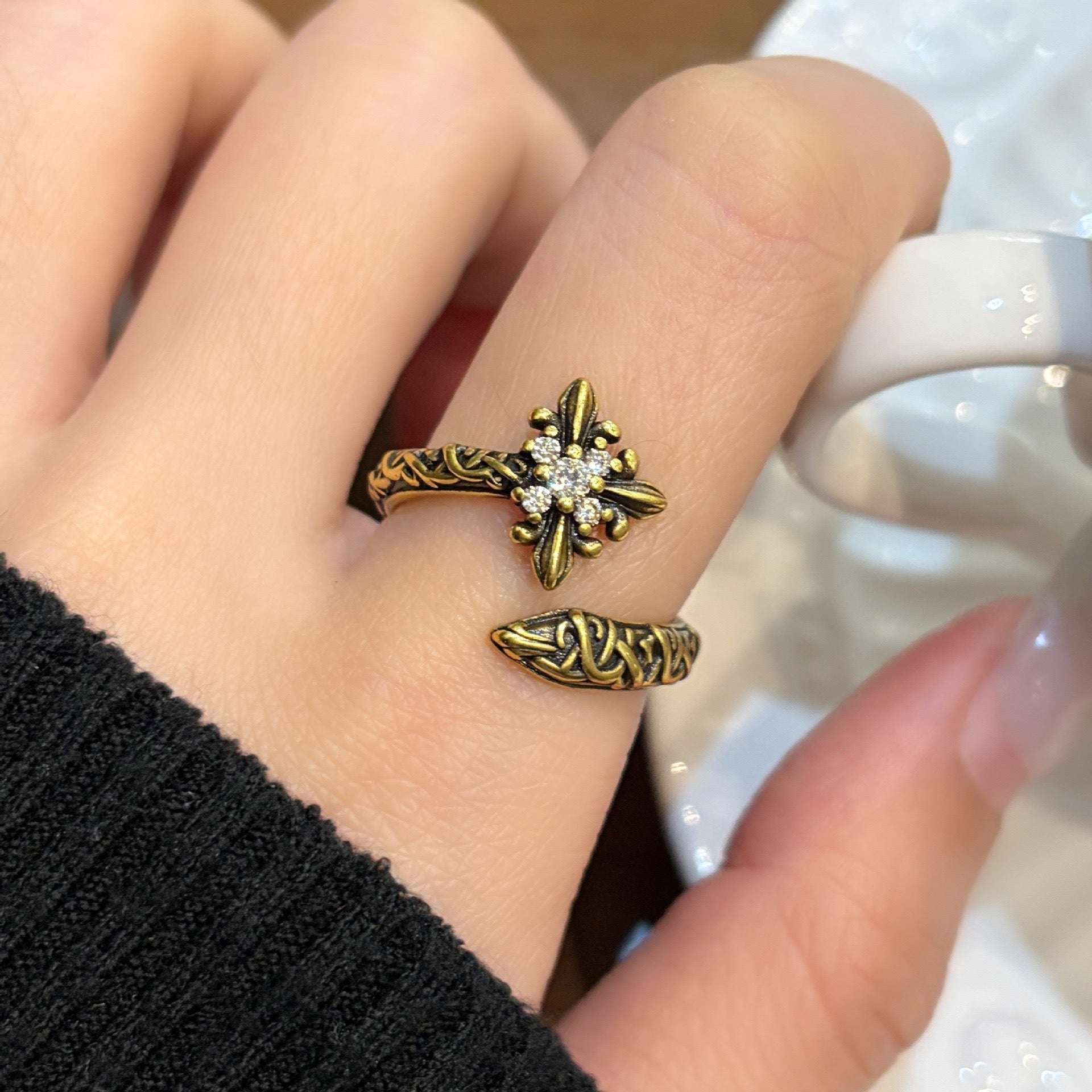 Aureo Gold Vintage Floral Ring: Timeless Stainless Steel Beauty - Aureo Corner 